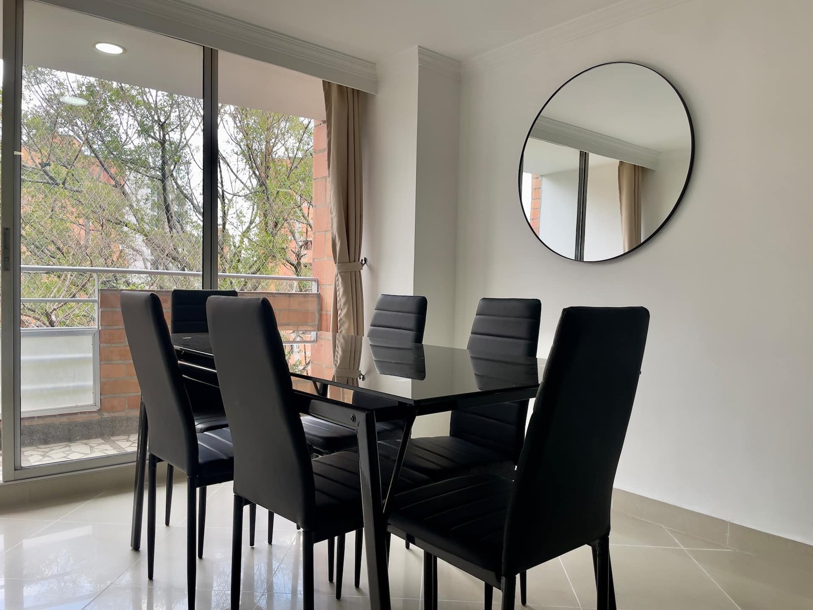 Comedor con balcón del apartamento de 3 habitaciones en Laureles