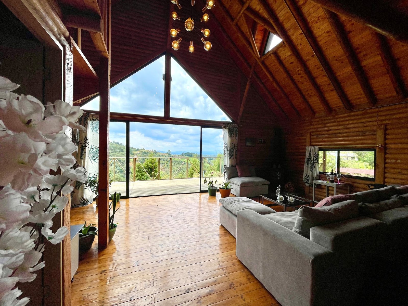 Interior de la cabaña La Bambina con ventanal al Valle de San Nicolás