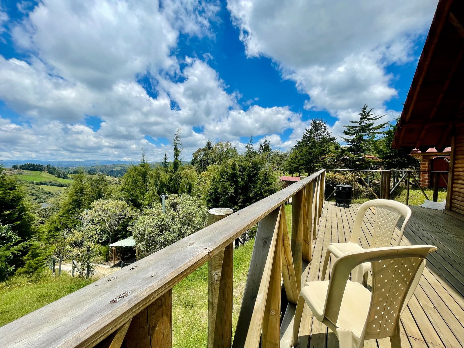 Balcón de la cabaña con vista al Valle de San Nicolás